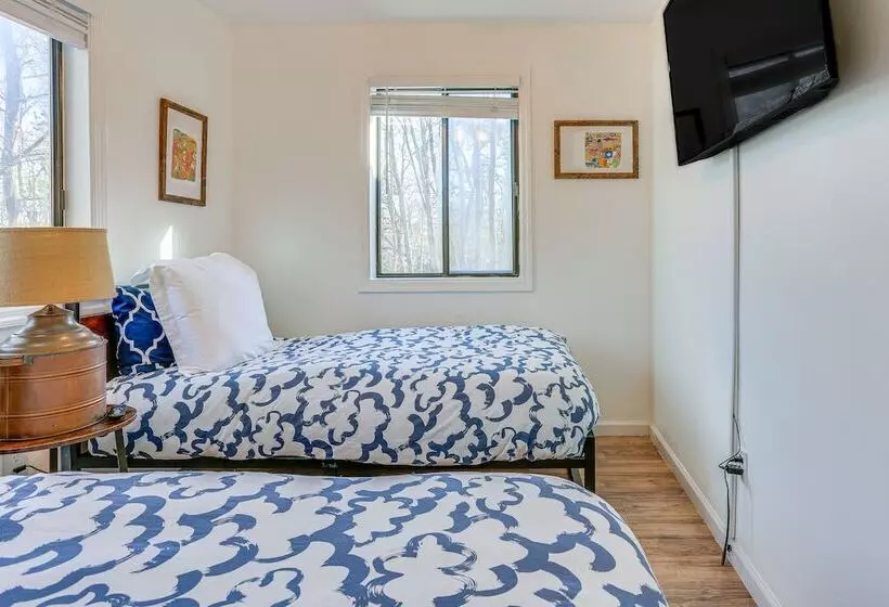 Deck, Fire Pit & Pool Access At Poconos Retreat!