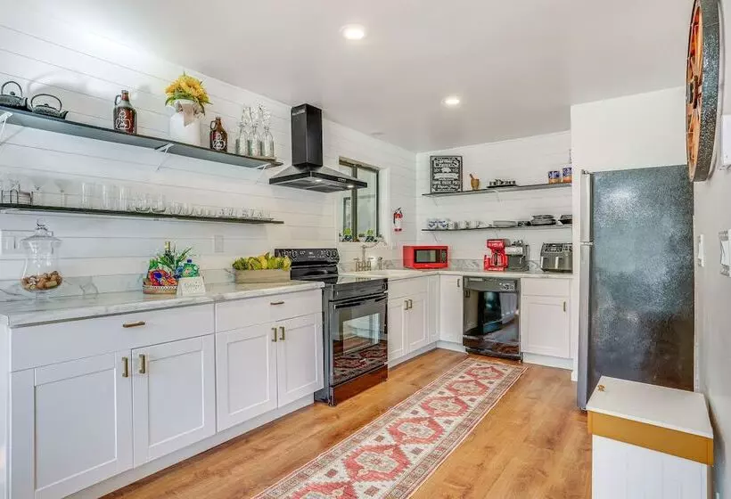 Deck, Fire Pit & Pool Access At Poconos Retreat!