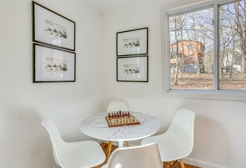 Deck, Fire Pit & Pool Access At Poconos Retreat!