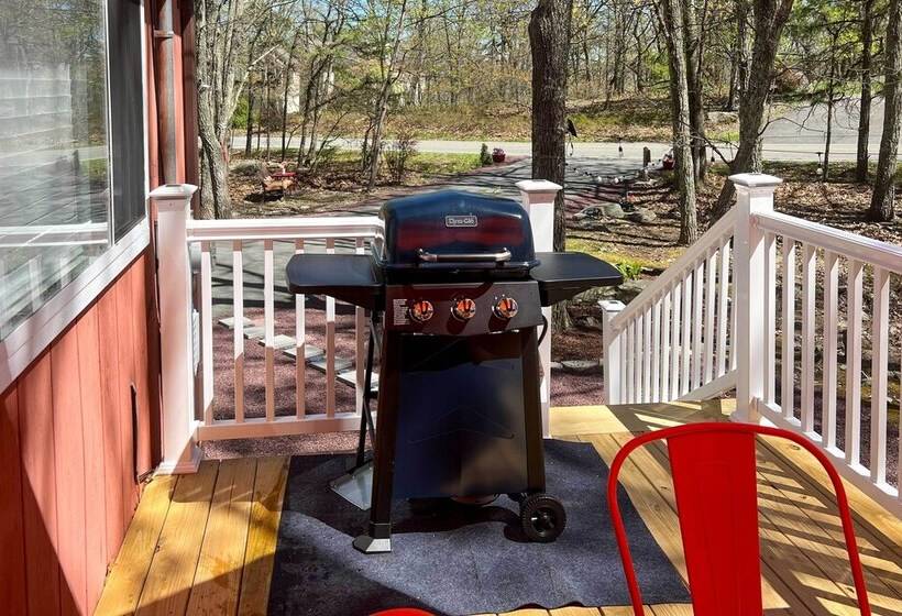 Deck, Fire Pit & Pool Access At Poconos Retreat!