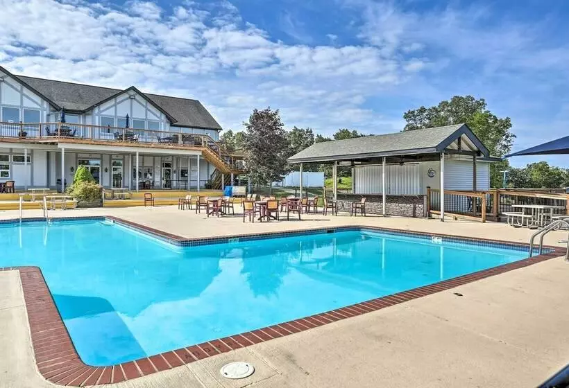 Deck, Fire Pit & Pool Access At Poconos Retreat!