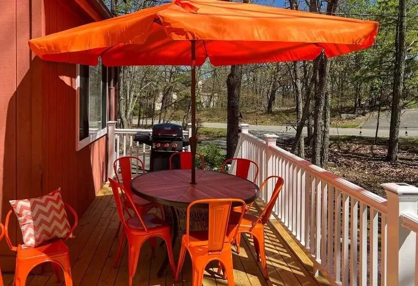 Deck, Fire Pit & Pool Access At Poconos Retreat!
