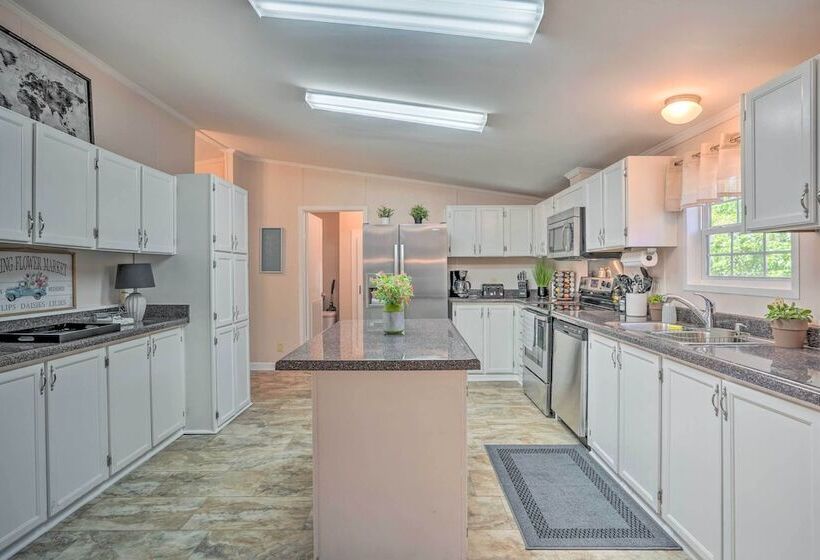 Mt Pleasant Retreat W/ Grill: 10 Mi To Beach