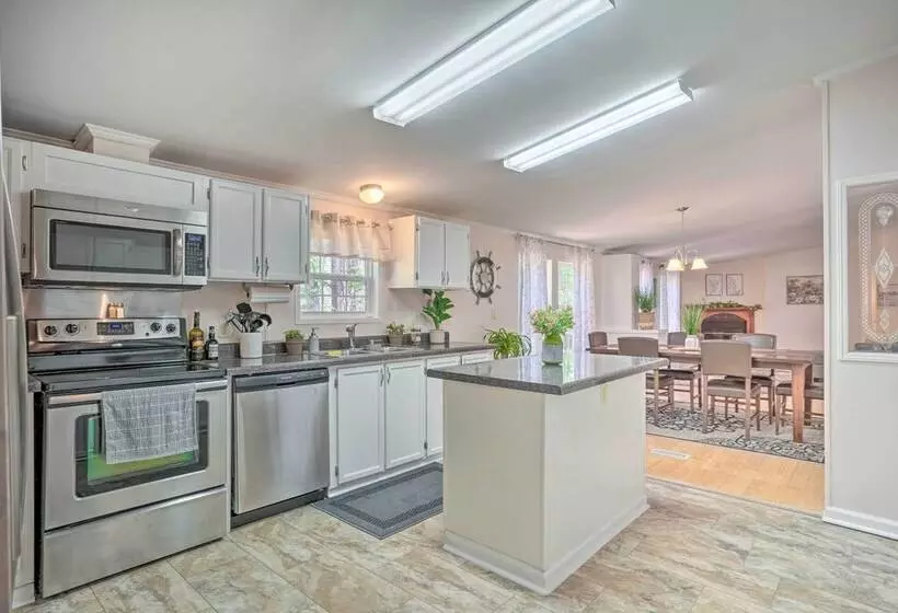 Mt Pleasant Retreat W/ Grill: 10 Mi To Beach