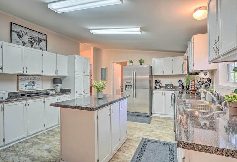 Mt Pleasant Retreat W/ Grill: 10 Mi To Beach