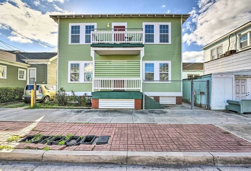 Steps To Beach: Nautical Galveston Home Near Pier!