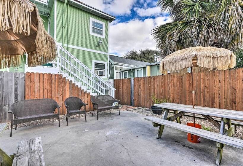 Steps To Beach: Nautical Galveston Home Near Pier!