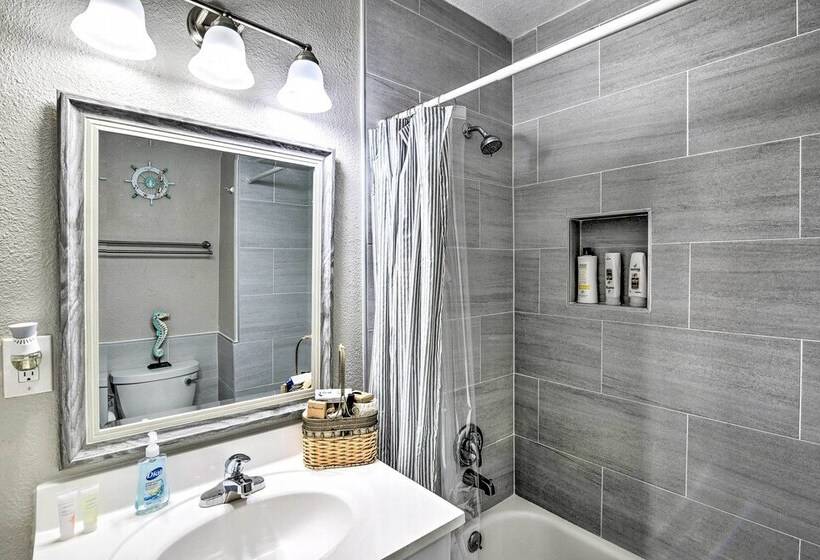 Steps To Beach: Nautical Galveston Home Near Pier!