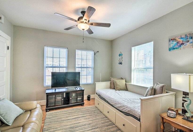 Steps To Beach: Nautical Galveston Home Near Pier!
