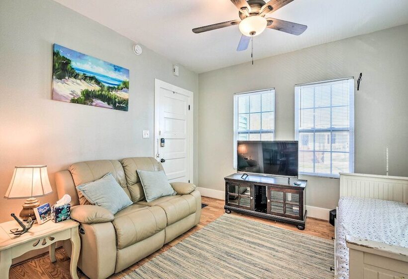 Steps To Beach: Nautical Galveston Home Near Pier!