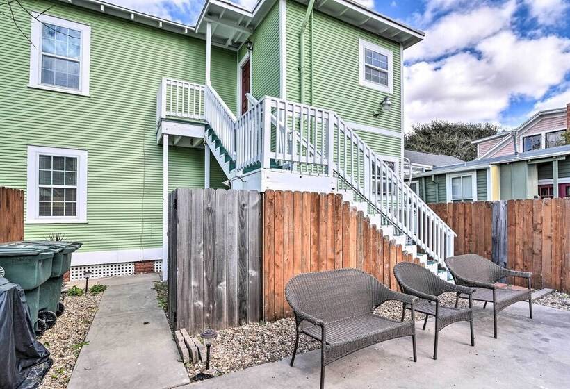 Steps To Beach: Nautical Galveston Home Near Pier!