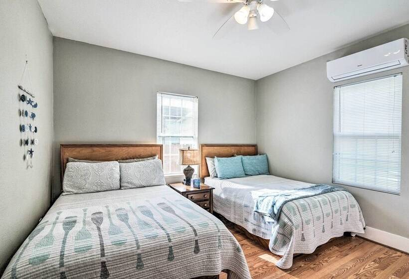 Steps To Beach: Nautical Galveston Home Near Pier!