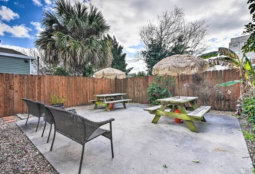 Steps To Beach: Nautical Galveston Home Near Pier!