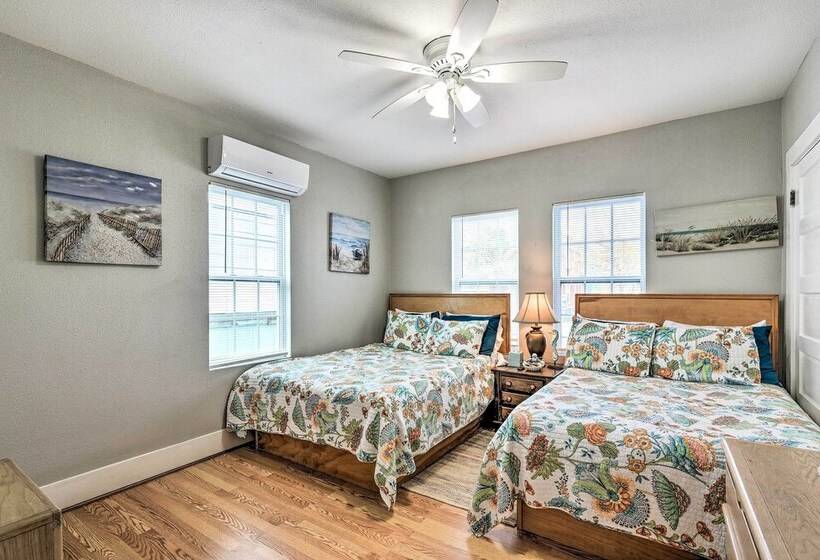 Steps To Beach: Nautical Galveston Home Near Pier!