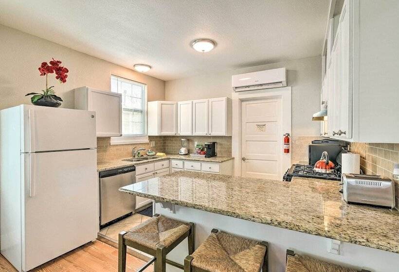 Steps To Beach: Nautical Galveston Home Near Pier!