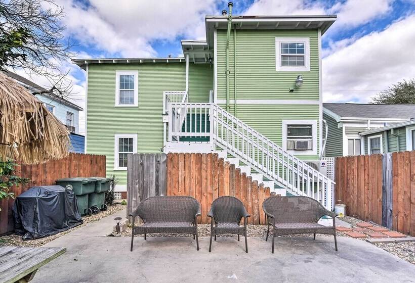 Steps To Beach: Nautical Galveston Home Near Pier!