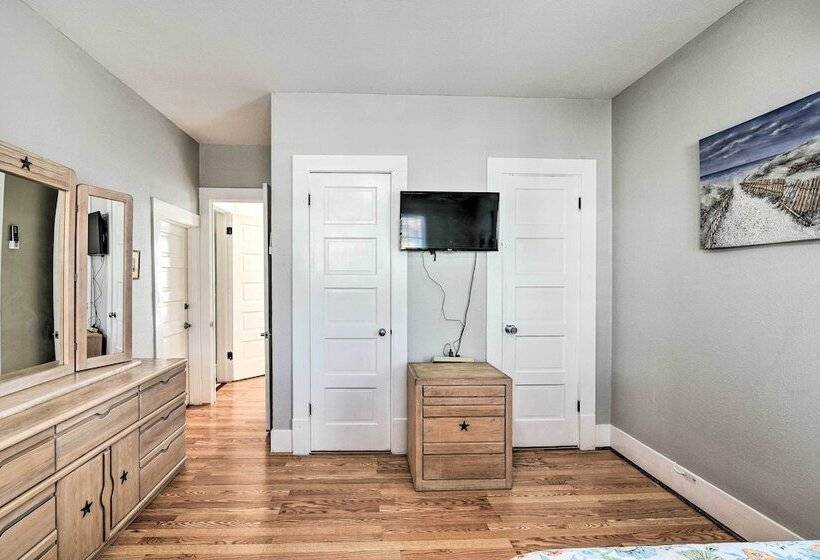 Steps To Beach: Nautical Galveston Home Near Pier!