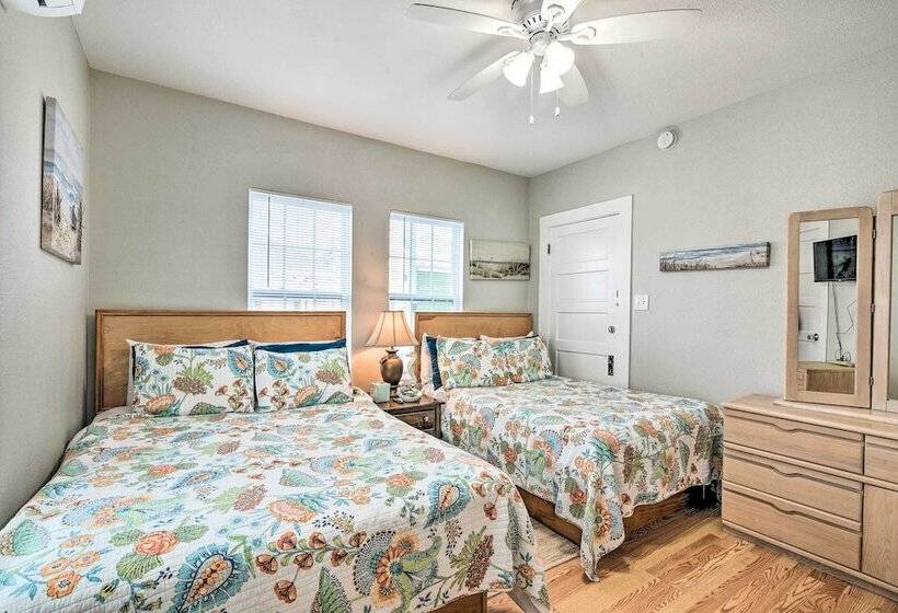 Steps To Beach: Nautical Galveston Home Near Pier!