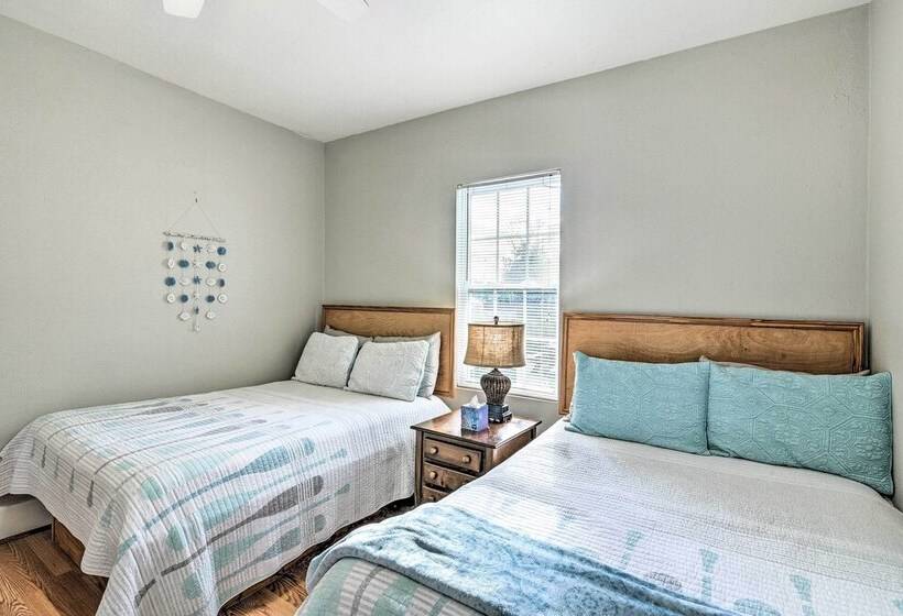 Steps To Beach: Nautical Galveston Home Near Pier!