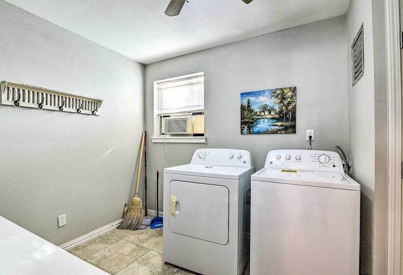 Steps To Beach: Nautical Galveston Home Near Pier!