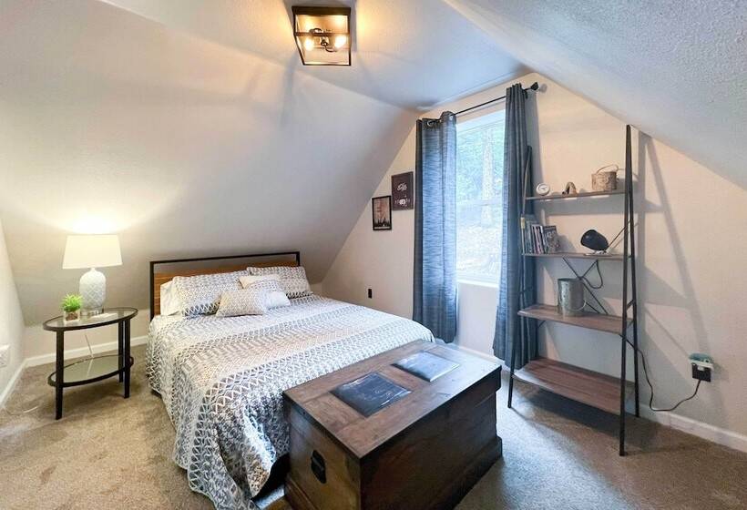 On The Rocks   A Modern Home W/ Decks & Views