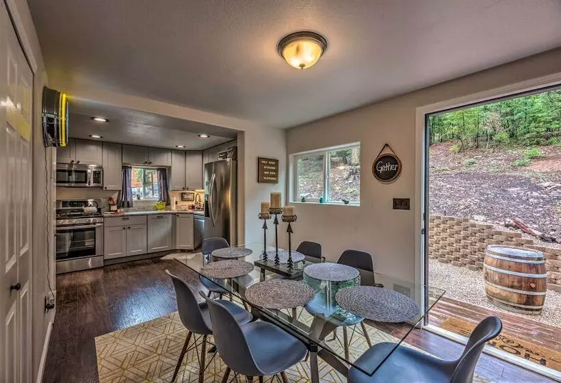 On The Rocks   A Modern Home W/ Decks & Views