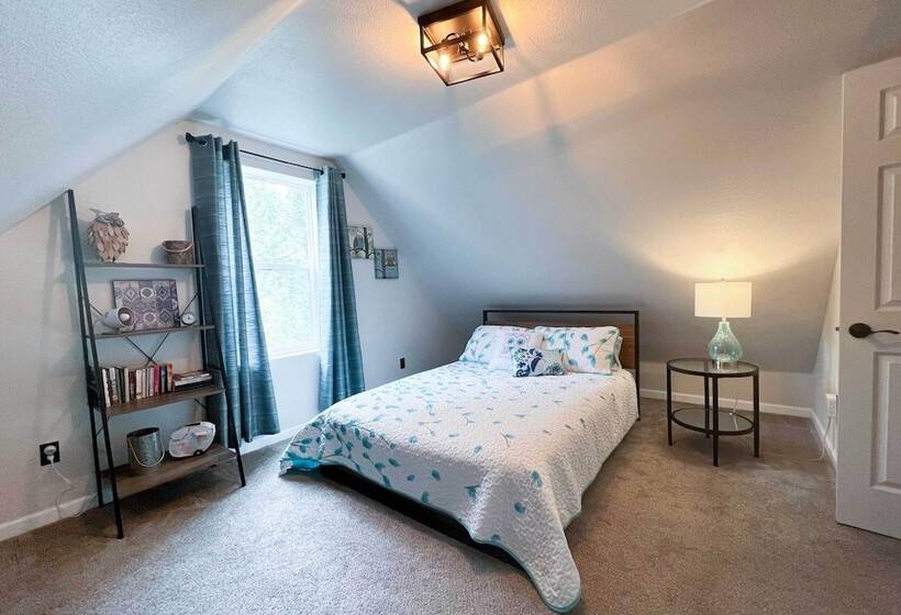 On The Rocks   A Modern Home W/ Decks & Views