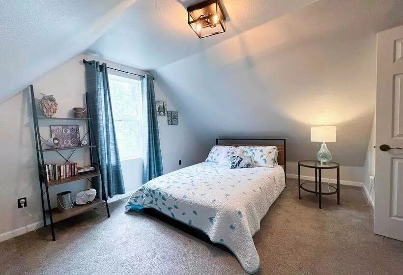 On The Rocks   A Modern Home W/ Decks & Views