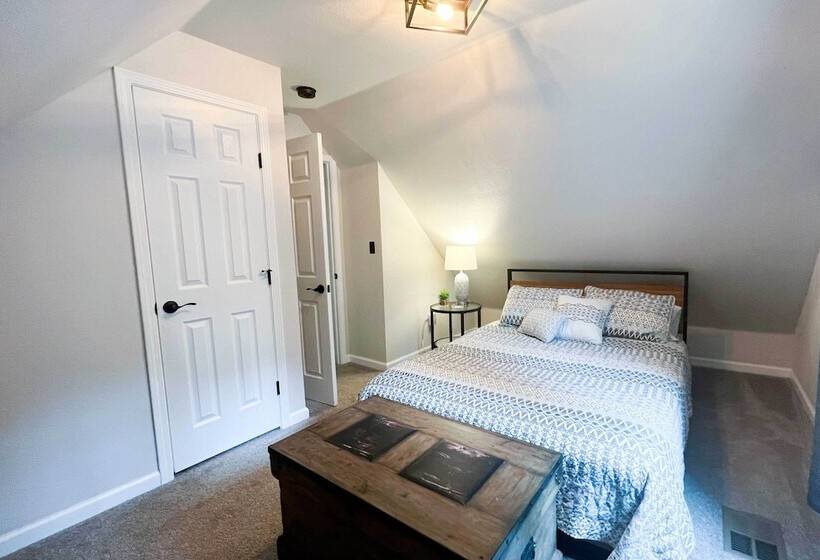 On The Rocks   A Modern Home W/ Decks & Views