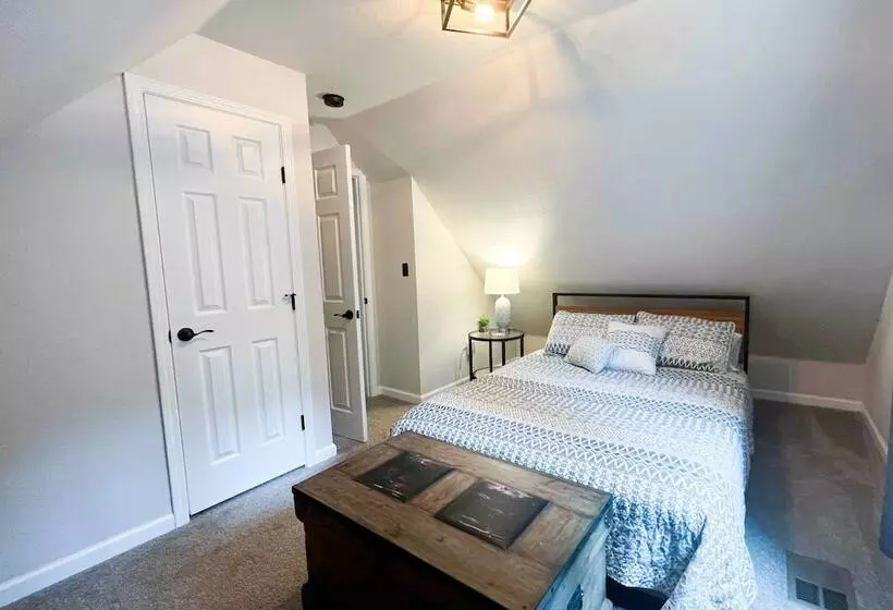 On The Rocks   A Modern Home W/ Decks & Views