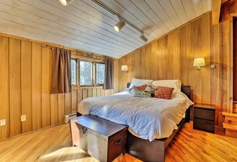 Panoramic Mountain View Retreat W/ Hot Tub + Deck!