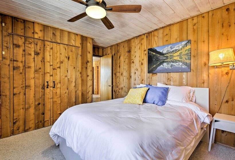 Panoramic Mountain View Retreat W/ Hot Tub + Deck!