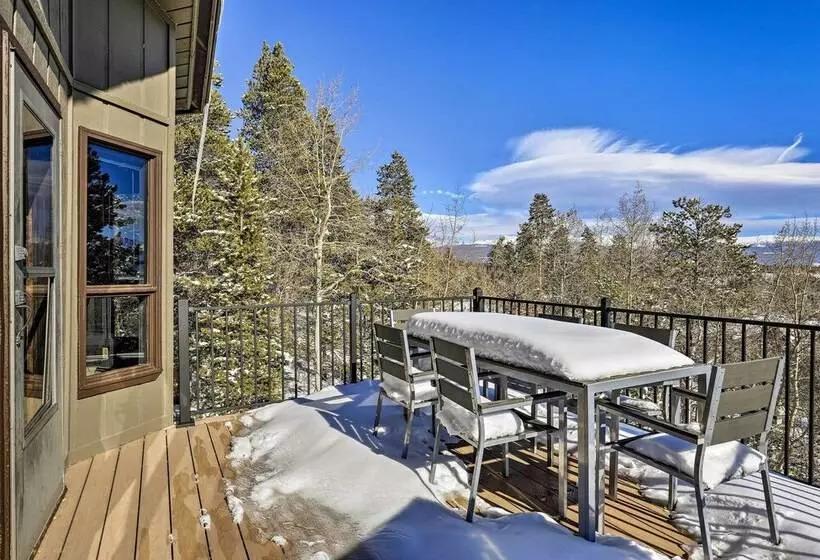 Panoramic Mountain View Retreat W/ Hot Tub + Deck!