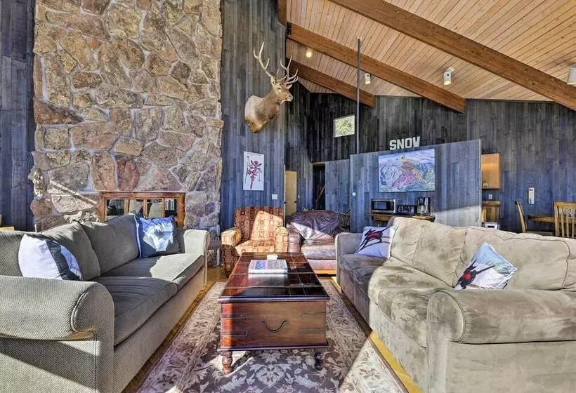 Panoramic Mountain View Retreat W/ Hot Tub + Deck!