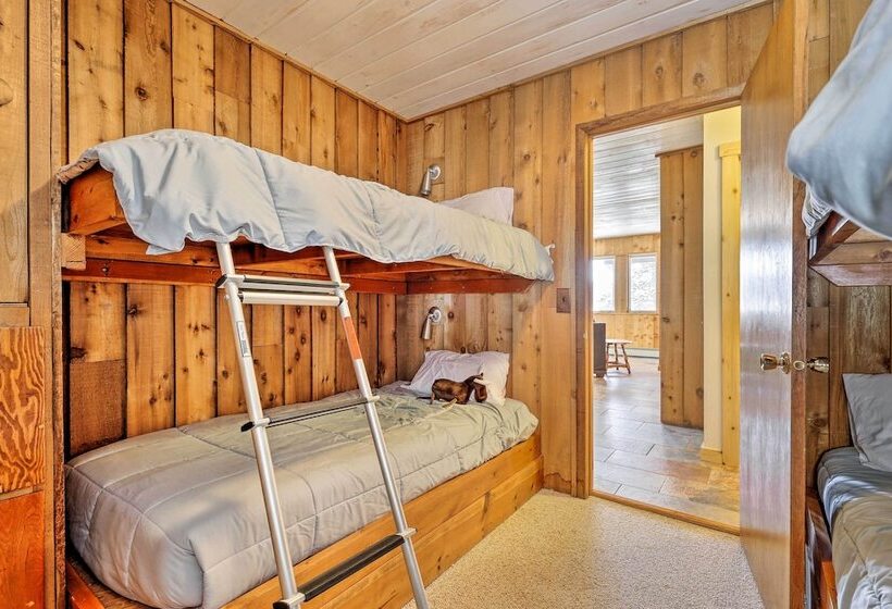 Panoramic Mountain View Retreat W/ Hot Tub + Deck!