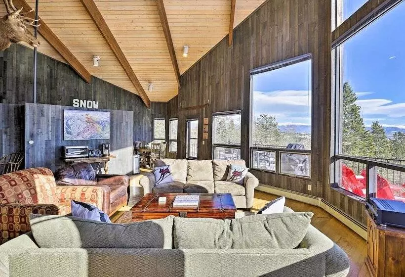 Panoramic Mountain View Retreat W/ Hot Tub + Deck!