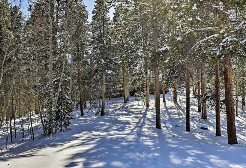 Panoramic Mountain View Retreat W/ Hot Tub + Deck!