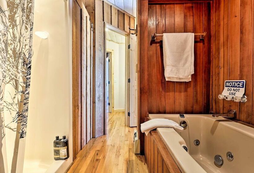 Panoramic Mountain View Retreat W/ Hot Tub + Deck!