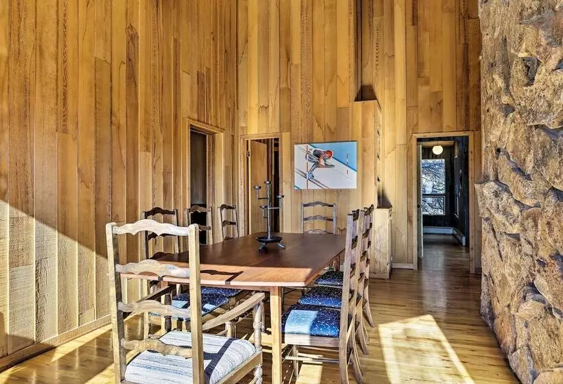 Panoramic Mountain View Retreat W/ Hot Tub + Deck!