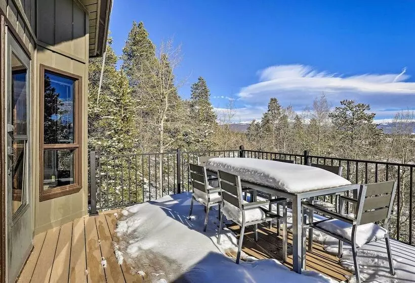 Panoramic Mountain View Retreat W/ Hot Tub + Deck!