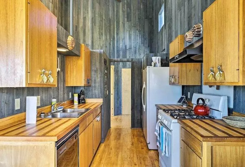 Panoramic Mountain View Retreat W/ Hot Tub + Deck!