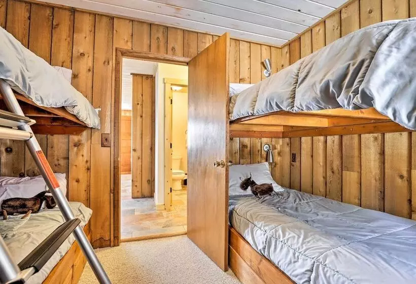 Panoramic Mountain View Retreat W/ Hot Tub + Deck!