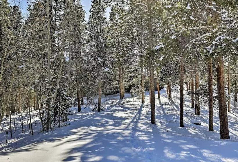 Panoramic Mountain View Retreat W/ Hot Tub + Deck!