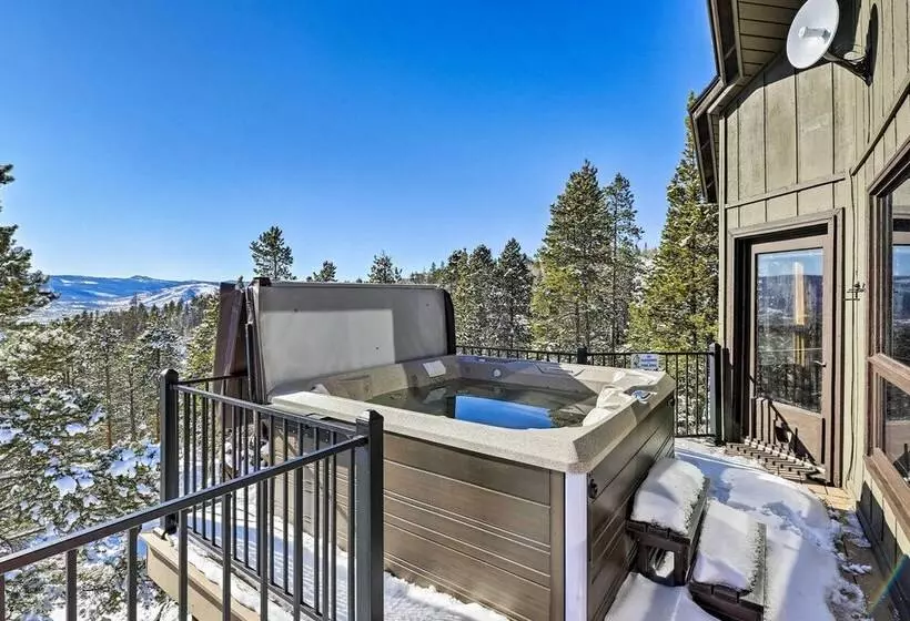 Panoramic Mountain View Retreat W/ Hot Tub + Deck!