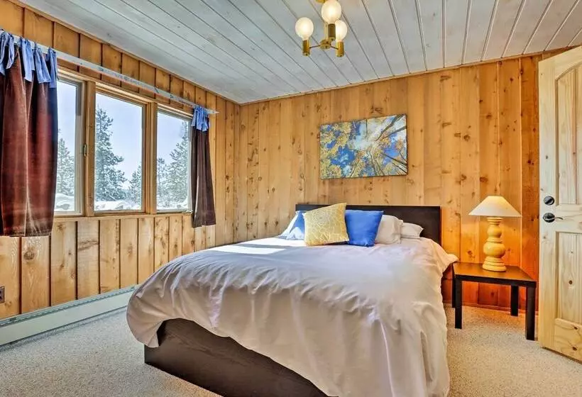 Panoramic Mountain View Retreat W/ Hot Tub + Deck!