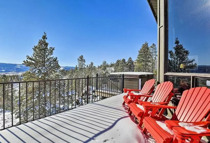 Panoramic Mountain View Retreat W/ Hot Tub + Deck!