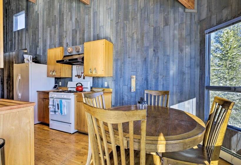 Panoramic Mountain View Retreat W/ Hot Tub + Deck!