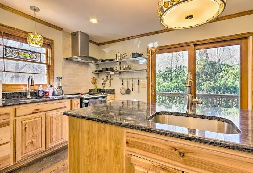 Private Blue Ridge Retreat: Hot Tub & Pool Table!