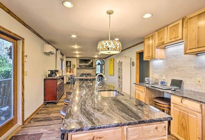 Private Blue Ridge Retreat: Hot Tub & Pool Table!