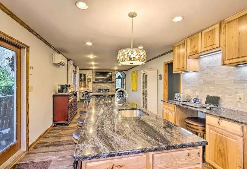 Private Blue Ridge Retreat: Hot Tub & Pool Table!